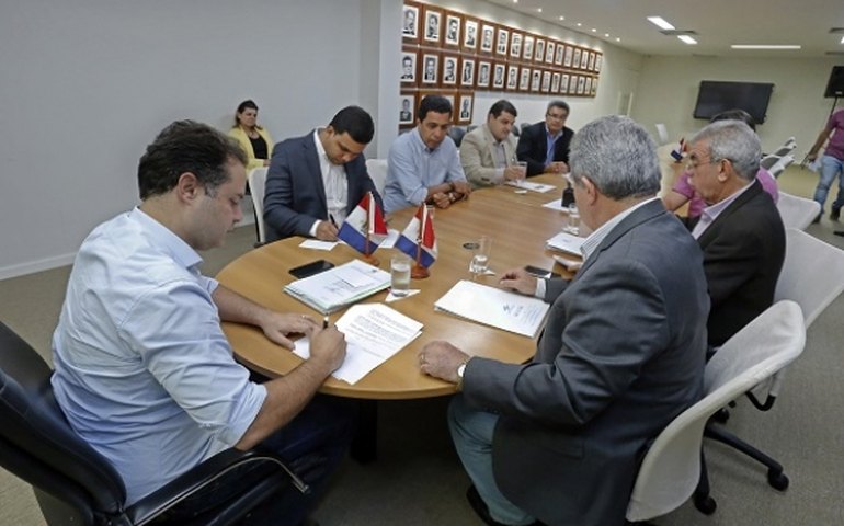 Governador assina ordem de serviço para construir Feira de Gado de Dois Riachos