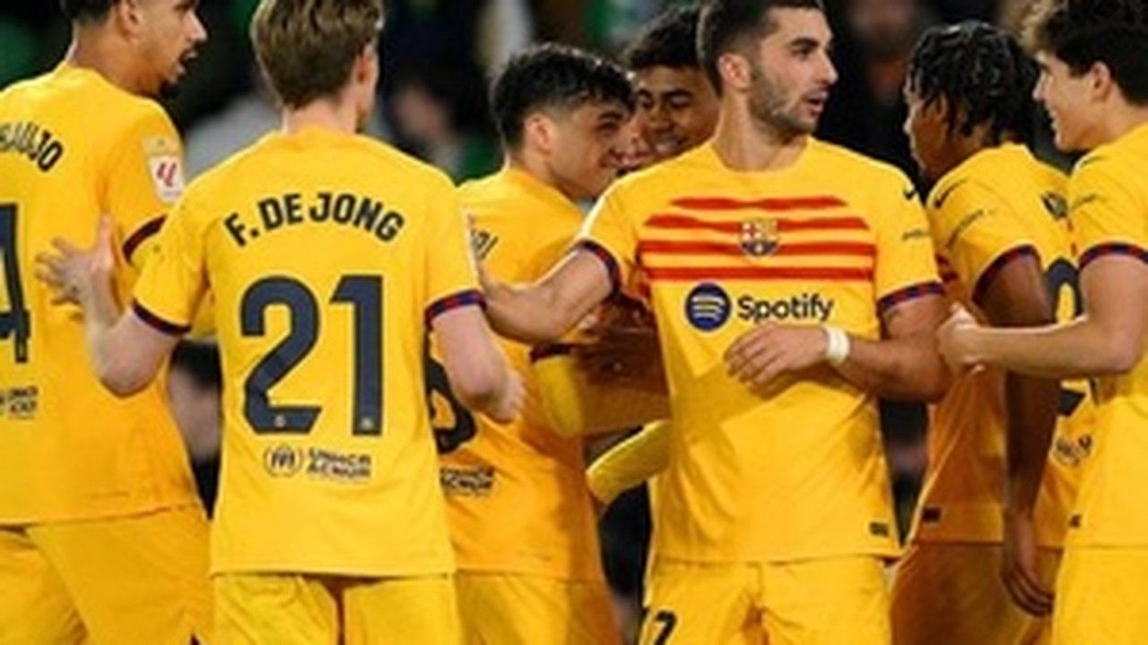 Barcelona desencanta no fim e derrota Betis fora de casa com hat-trick de Ferran Torres