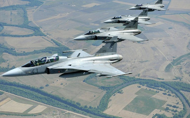 Após Brasil, Suécia quer avançar na América do Sul com o caça Gripen em concorrência com EUA