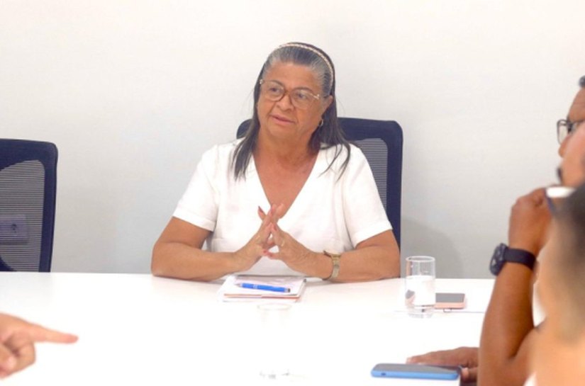 Tia Júlia se reunirá com Sinteal na terça-feira (20) e deve anunciar novos investimentos em Educação