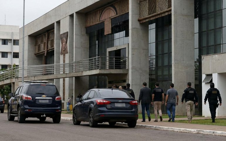 PF faz buscas contra desembargador e deputado suspeitos de lavagem e venda de decisões no TJ-MT