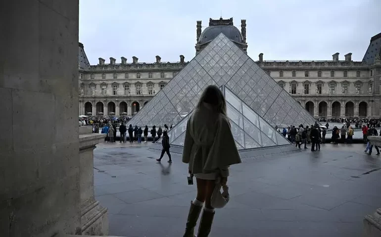 França indicia 2 pessoas por participação no assalto ao Louvre