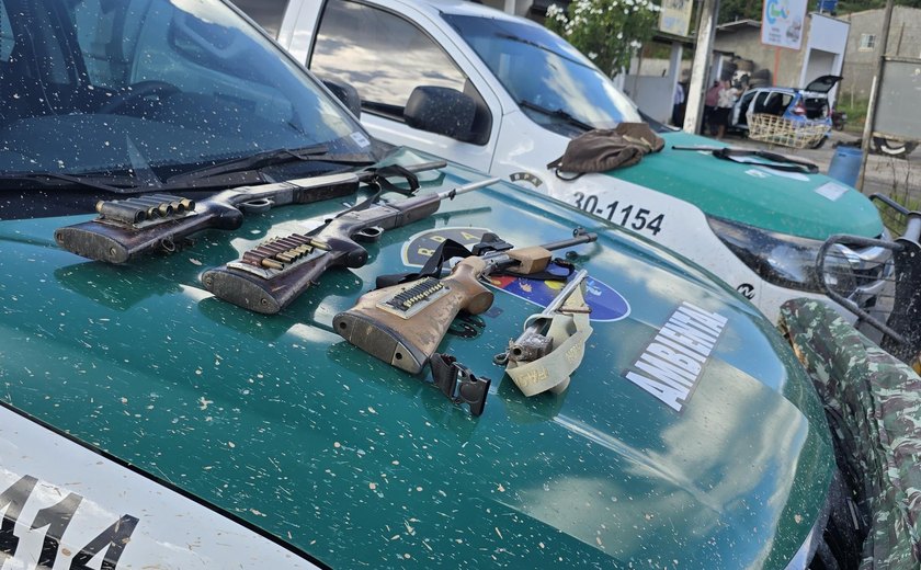 PM apreende espingardas e resgata pássaros silvestres em operação contra crimes ambientais em Flexeiras