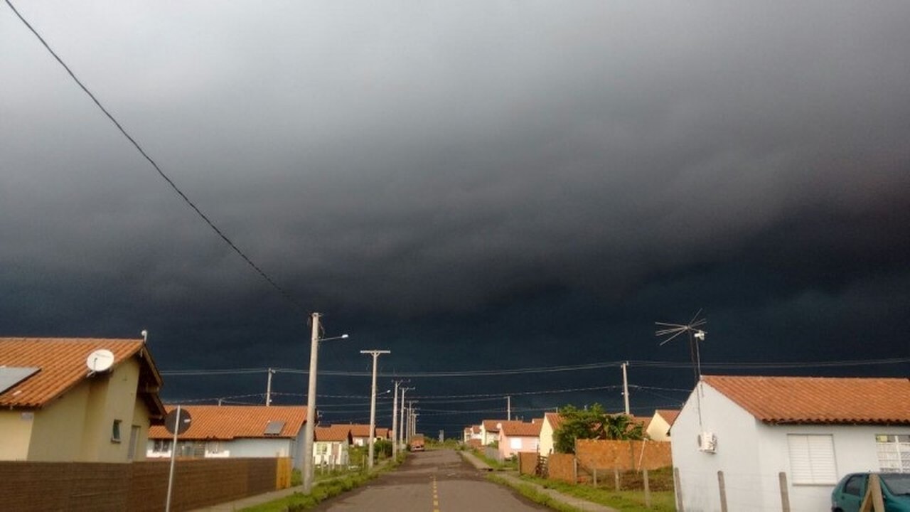 Temporais no Rio Grande do Sul fazem cidades suspenderem aulas