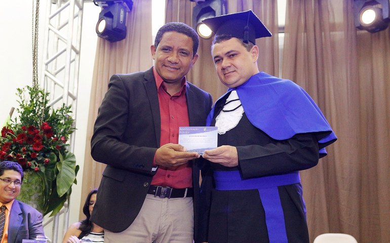 Turma de Administração Pública faz homenagem ao prefeito Júlio Cezar