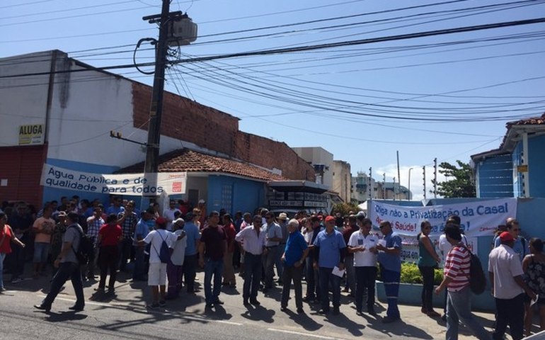 Servidores da CASAL realizam ato público contra privatização da empresa