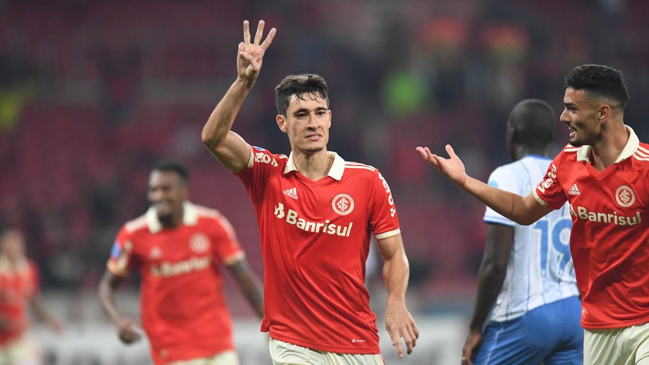 Internacional goleia Colo-Colo e garante classificação heroica na Sul-Americana