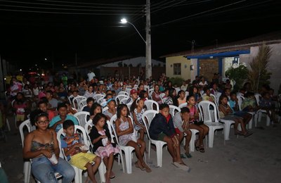 Prefeitura de Marechal Deodoro leva cinema para crianças da Massagueira 