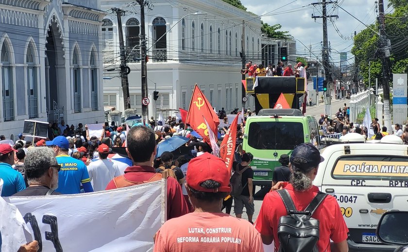 Trecho Fernandes Lima rumo ao centro é liberado por protestantes