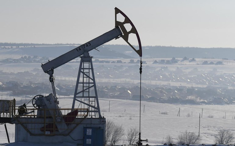 Novas sanções contra petroleiras russas elevam preços dos combustíveis nos EUA, aponta agência