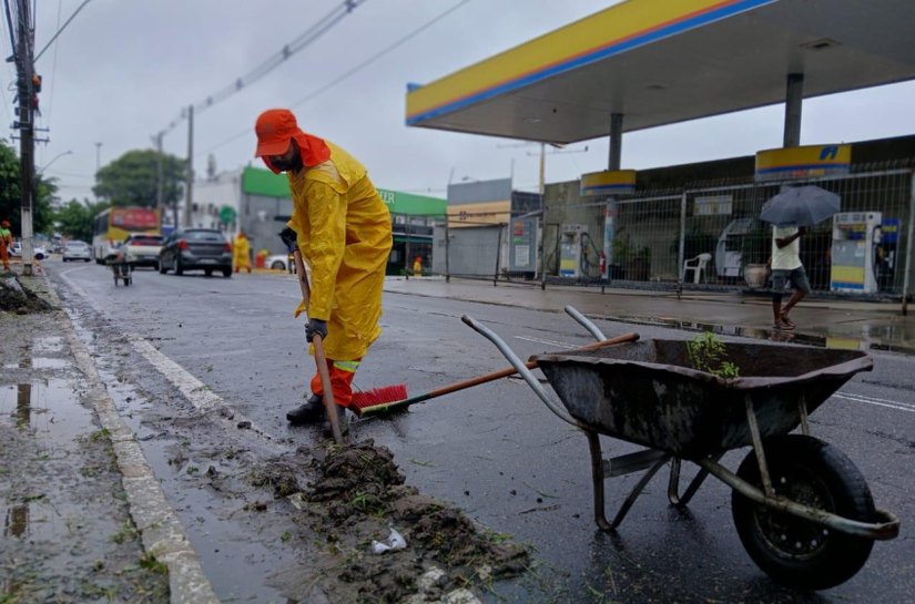 Moradores do Benedito Bentes e Serraria são beneficiados com mutirão de limpeza