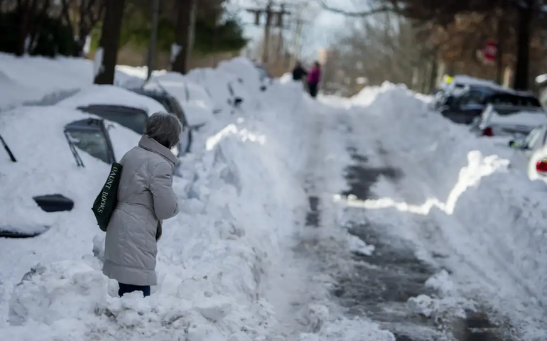 Reino Unido: inundação severa e neve fecham aeroportos e atingem casas