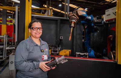 Mulheres na linha de frente da inovação: colaboradora da AGCO é destaque na soldagem robotizada