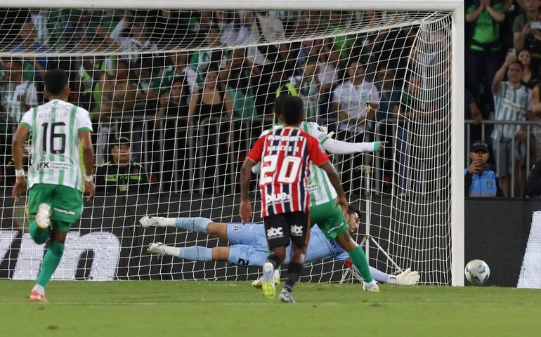 Rafael defende pênalti e São Paulo garante empate na Libertadores