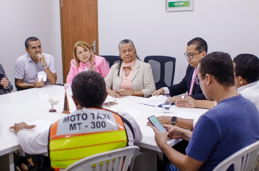 Prefeita Tia Júlia se reúne com mototaxistas para discutir regulamentação do serviço