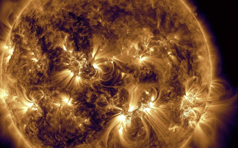 Cientistas detectam buraco coronal de formato incomum no Sol
