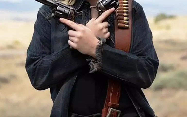 Responsável por carregar arma de Alec Baldwin é condenada à prisão por morte no set