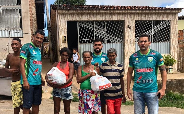 Jogadores do Coruripe doam cestas básicas para famílias carentes da cidade