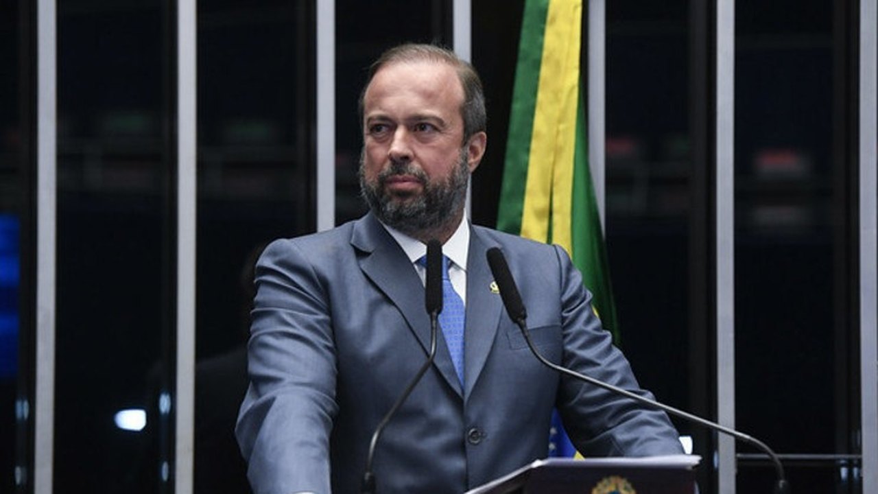 Ministro Silveira diz que PF conduz inquérito sobre ataques a torres de energia