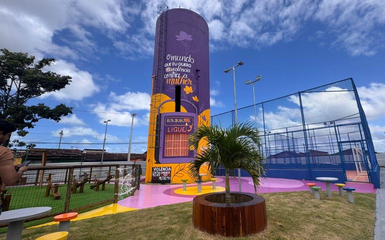 Agosto Lilás chega à reta final com pintura simbólica e revitalização da Praça Maria Onça