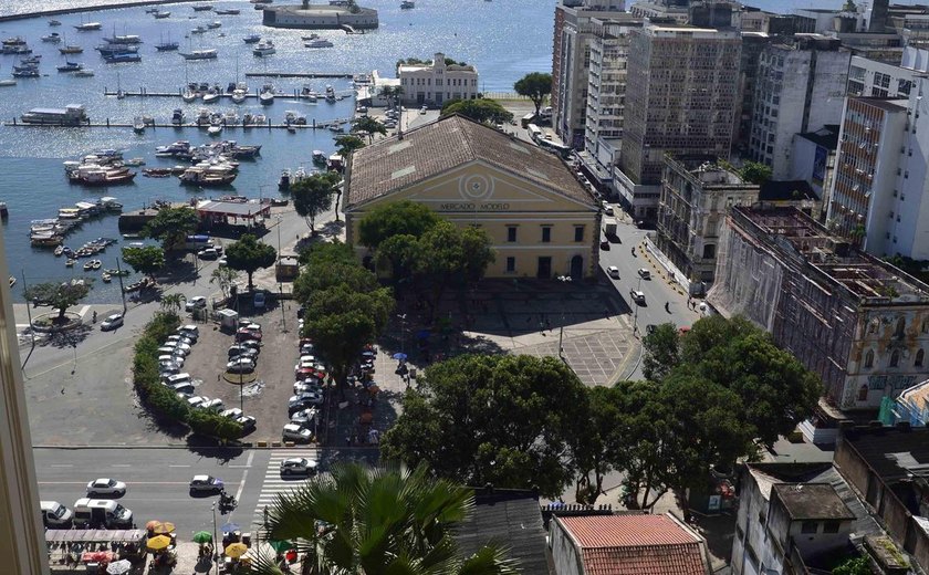 Exposição tem obra de Mário Cravo Junior com madeira do Mercado Modelo