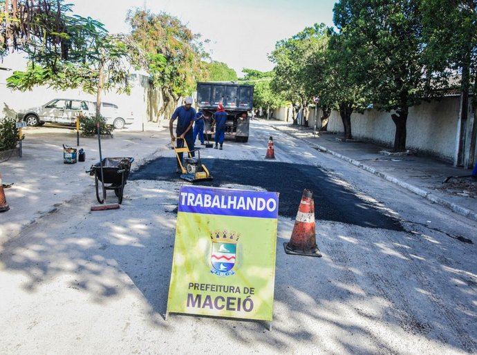 Maceió: Seminfra investe nos serviços de manutenção em diversas vias