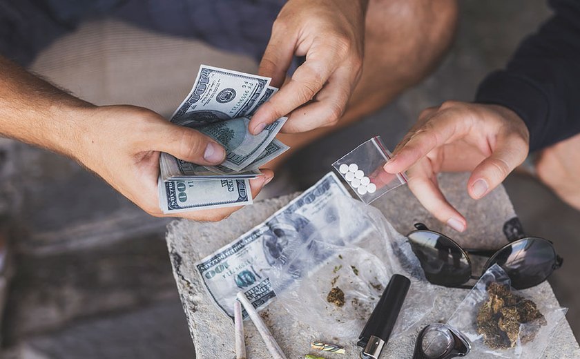 Denúncia de violência doméstica leva PM a casa e resulta em prisão por tráfico em Arapiraca