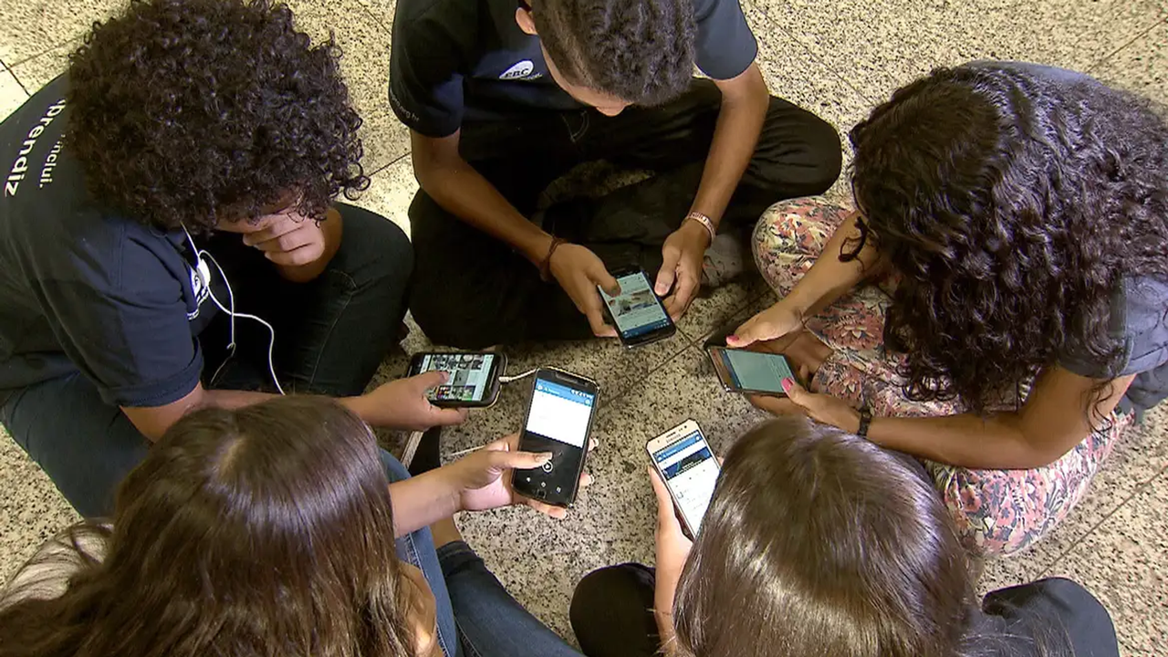 'Encruzilhada civilizatória': Brasil deve enfrentar EUA para regulamentar redes e proteger jovens?