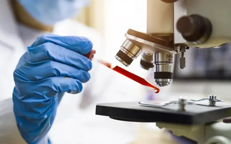 Painel da FDA recomenda aprovação de exame de sangue para câncer de cólon; entenda