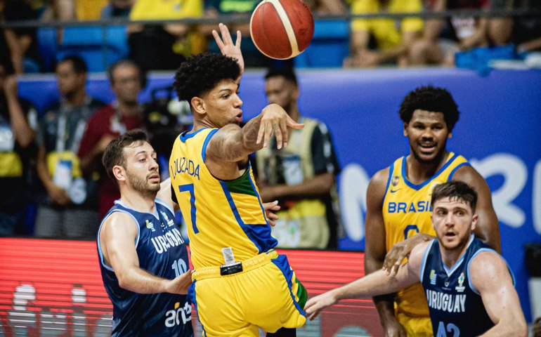 Brasil bate Uruguai na despedida da fase de grupos da Copa América de Basquete