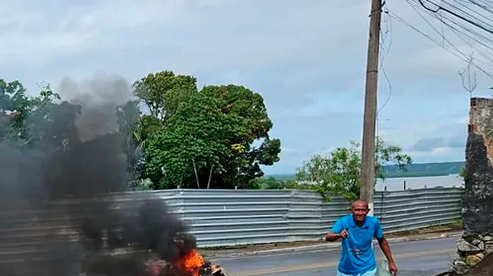 Moradores da Ladeira do Calmon, em Bebedouro, protestam contra falta de água e bloqueiam via com fogo