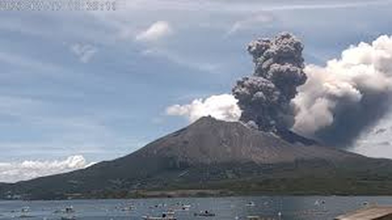 Veja o vulcão Sakurajima mais ativo no Japão, mostrando seu caráter arrogante mais uma vez