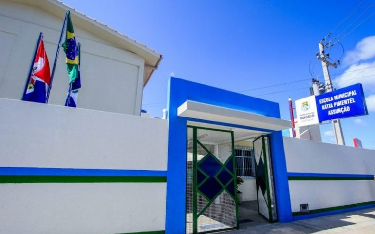 Escolas-polo atendem matrículas presenciais de Jovens, Adultos e Idosos