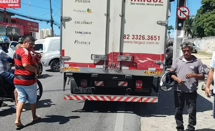 Acidente entre moto e caminhão deixa dois mortos na Av. Menino Marcelo. Foto: Cortesia Acidente entre moto e caminhão deixa dois mortos na Av. Menino Marcelo. Foto: Cortesia