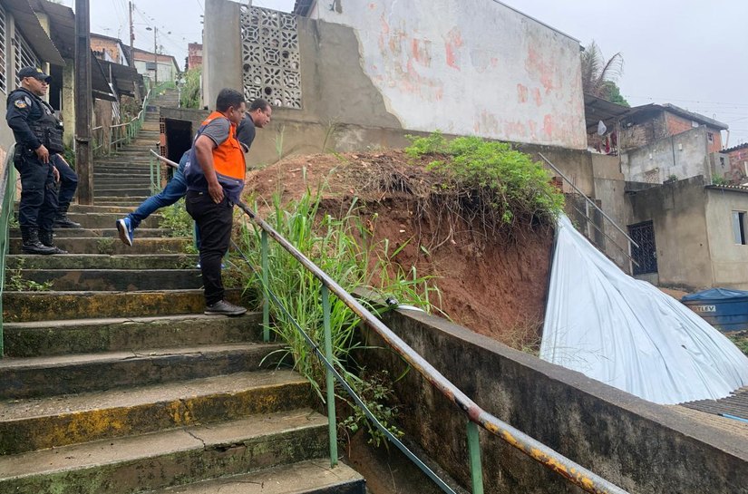 Secretário de Defesa Civil Carlos Guruba e GCM visitam áreas de risco na Cafurna, em Palmeira dos Índios