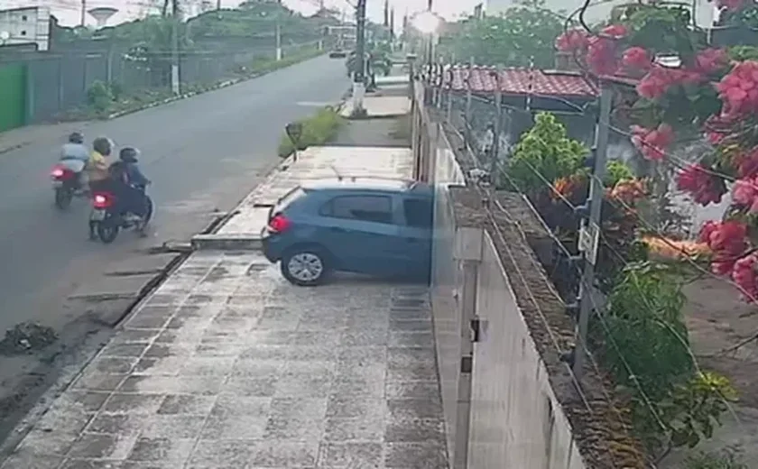 Trio armado rende motorista na saída de casa e rouba carro no Santos Dumont
