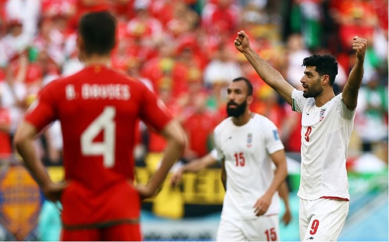 Irã derrota Gales nos minutos finais e sonha com oitavas da Copa