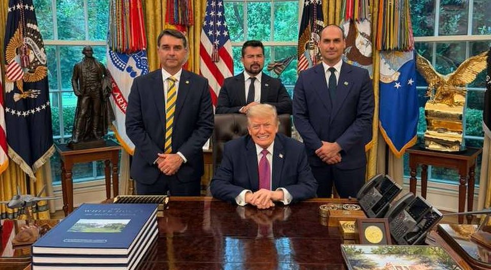 Membros da família bolsonaro junto ao presidente Trump. Fonte: Internet