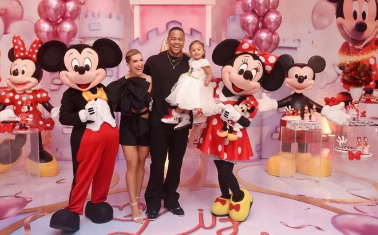 Léo Santana e Lore Improta comemoram aniversário de 2 anos de Liz: 'Vivendo um sonho'