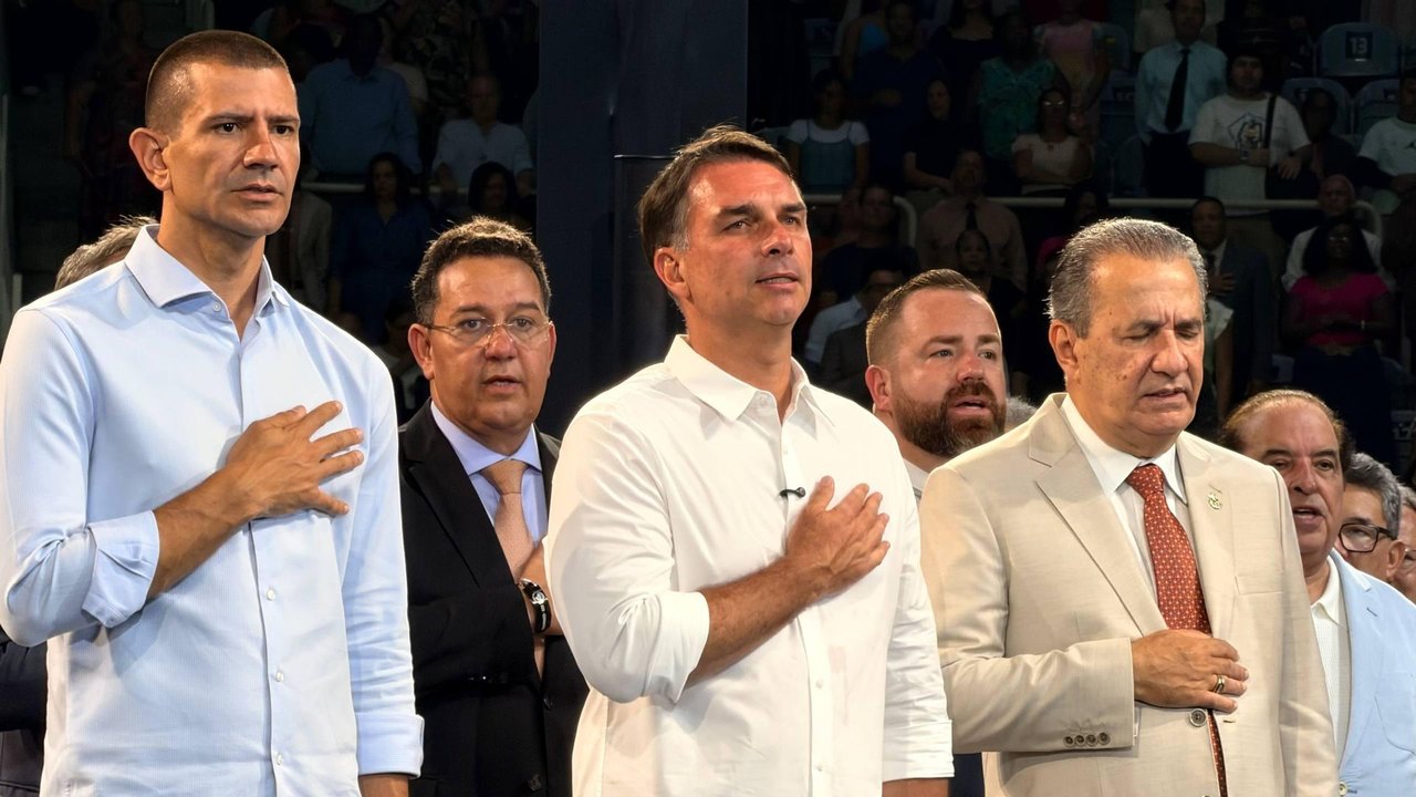Flávio Bolsonaro participa de encontro com lideranças evangélicas no Rio; chegada teve forte esquema de segurança