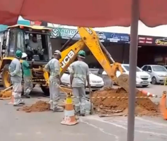 Protesto de comerciantes não impede obras da 'Águas do Negão' no centro de Palmeira dos Índios