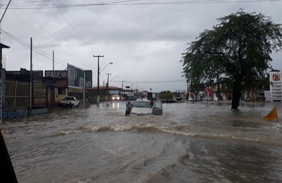 Segunda-feira chuvosa em Maceió deixa bairros alagados e sem energia