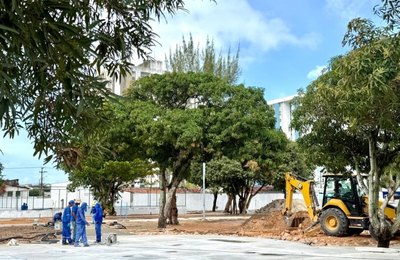 Obra de revitalização da Praça da Faculdade avança e chega a 55% de execução