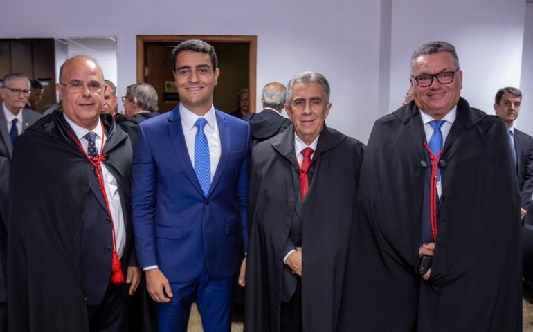 Prefeito JHC prestigia posse solene do desembargador Fernando Tourinho