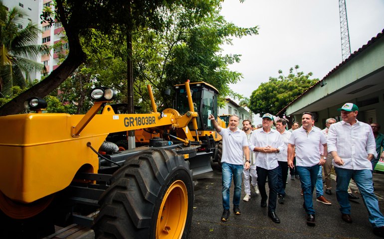 Governador e ministros entregam 30 máquinas agrícolas para municípios alagoanos