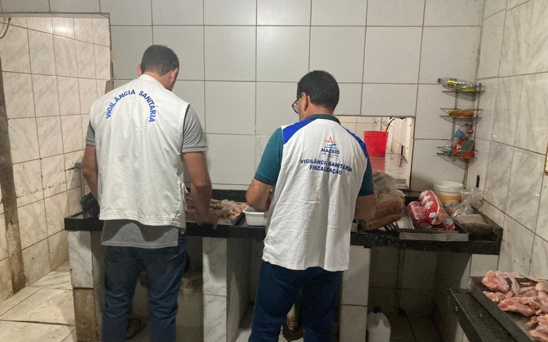 Vigilância Sanitária apreende 90kg de carne estragada e interdita frigorífico