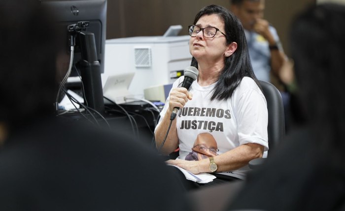 Marta Pinto, viúva do auditor assassinado em depoimento no julgamento dos réus