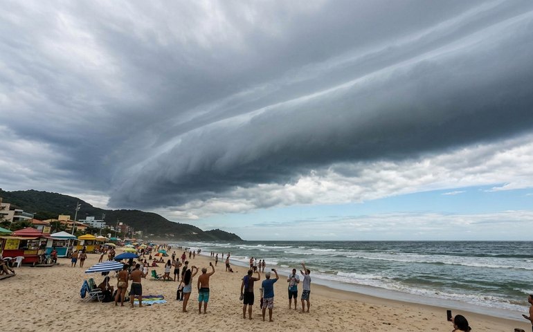 Nuvem de rolo impressiona banhistas no litoral de São Paulo