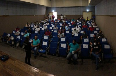 SMTT proporciona ações educativas e distribui brindes para os taxistas