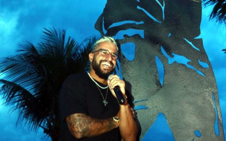 Italo Ferreira ganha estátua de cinco metros de altura em Baía Formosa